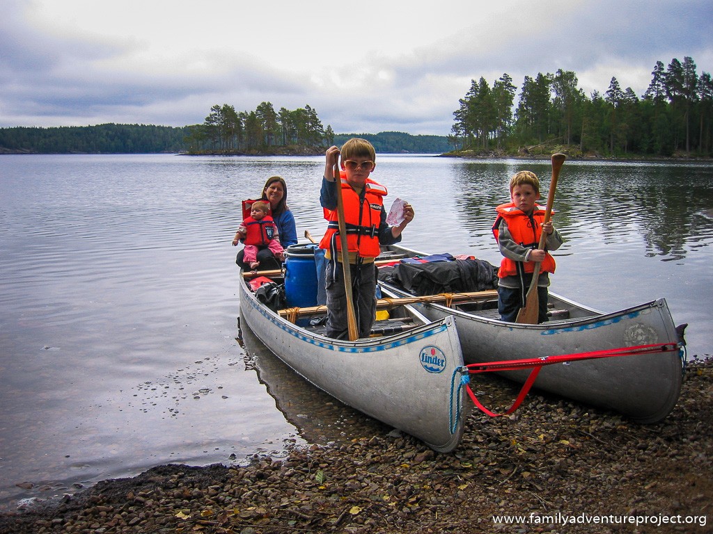 与幼儿在瑞典划独木舟。图片来源:基尔斯蒂佩林