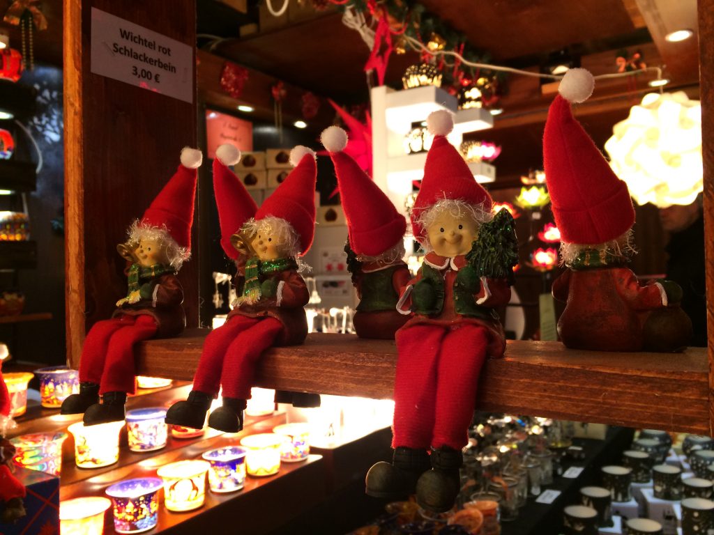 慕尼黑圣诞节市场的精灵。家庭冒险项目的图像